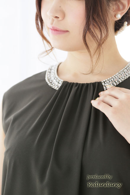 カーキグリーンのビジューネックタックドレス