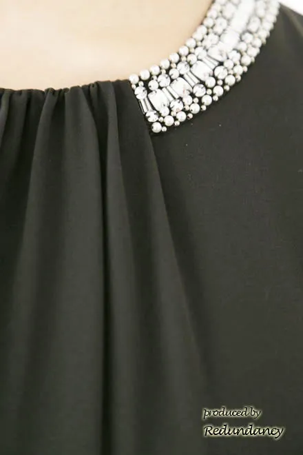 カーキグリーンのビジューネックタックドレス