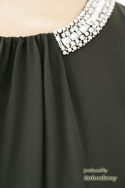 カーキグリーンのビジューネックタックドレス
