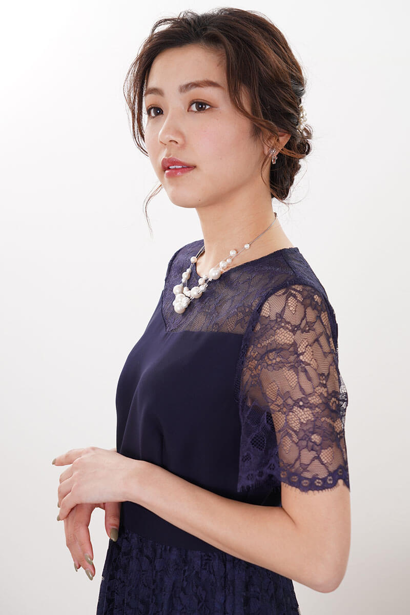 ネイビーの総レースプリーツドレス