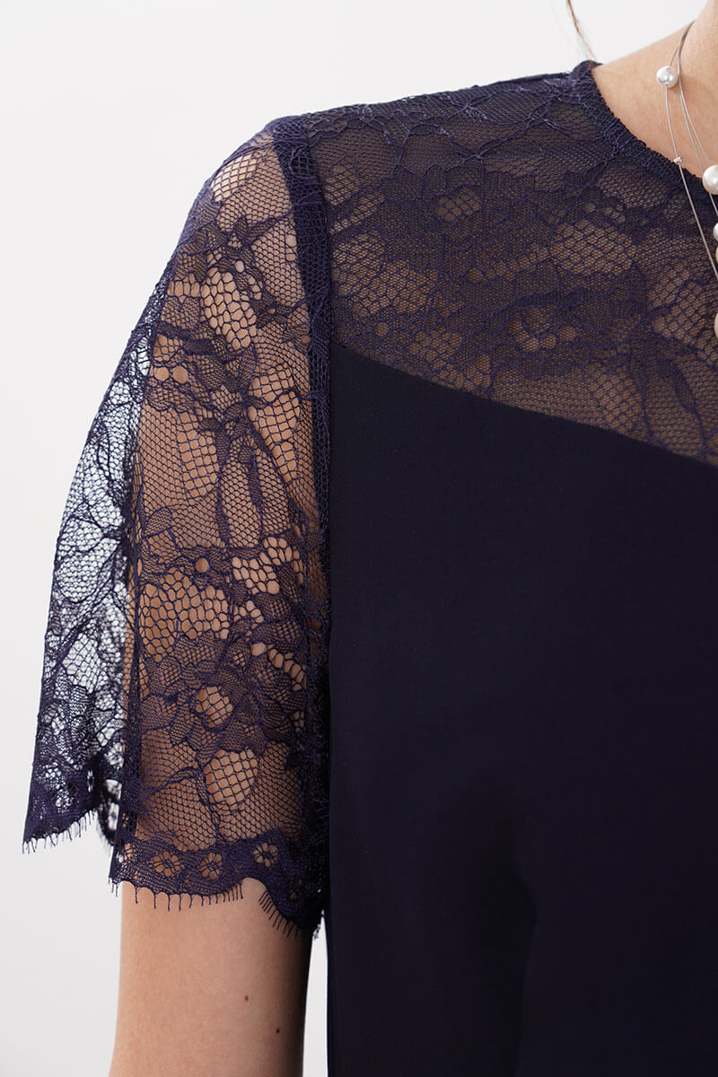 ネイビーの総レースプリーツドレス