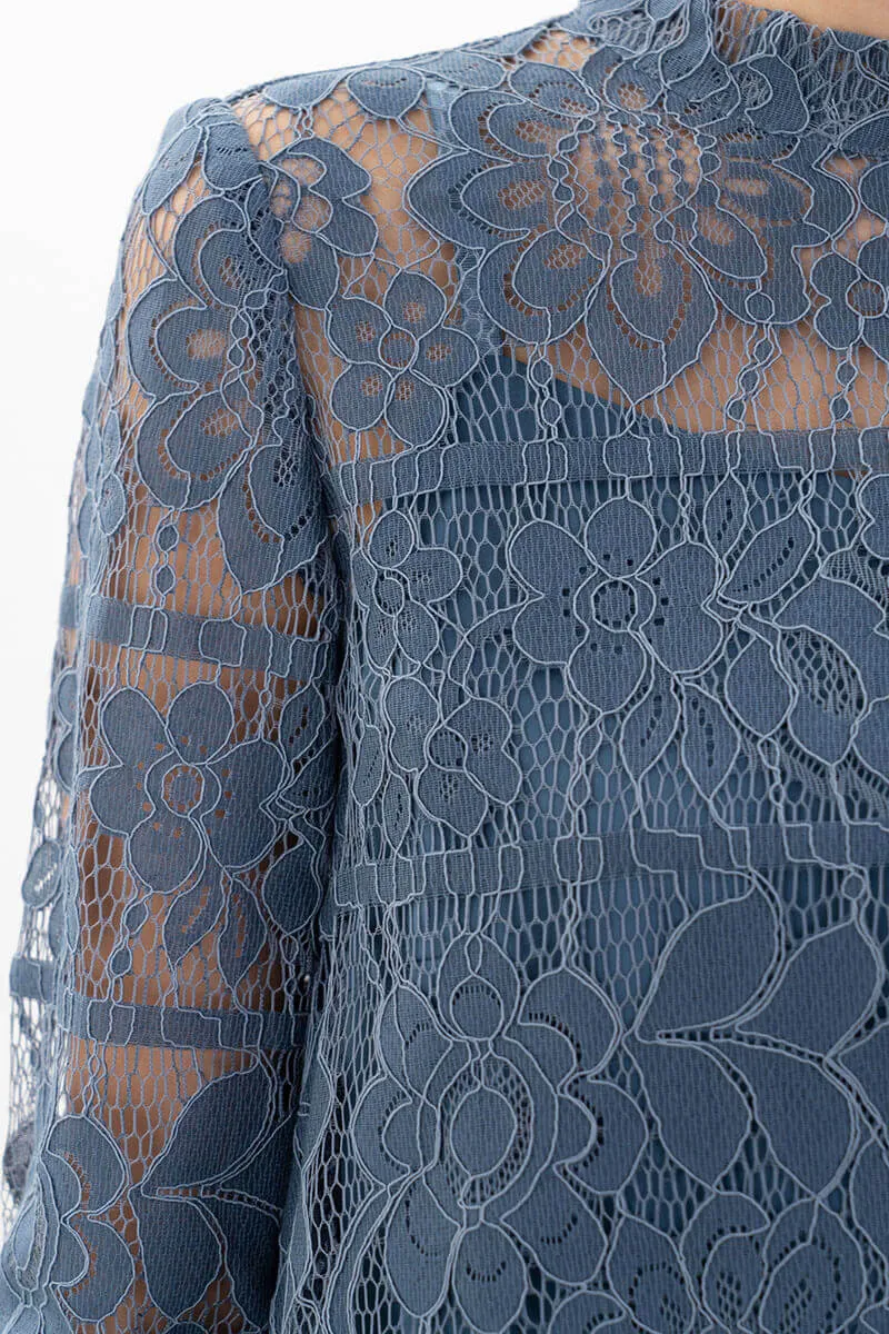 ブルーのクラシカルレースショートドレス