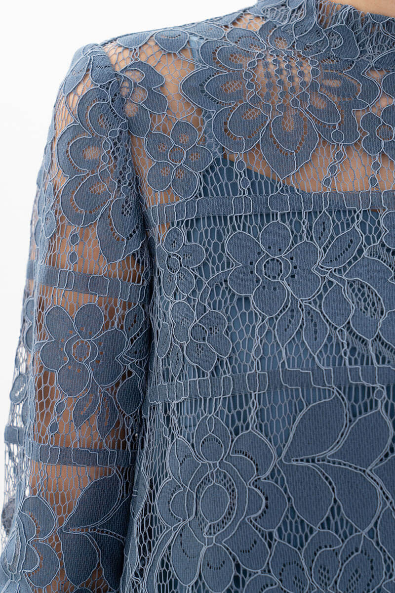 ブルーのクラシカルレースショートドレス