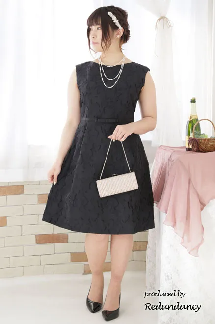 ブラックのフリンジフラワータック入りドレス