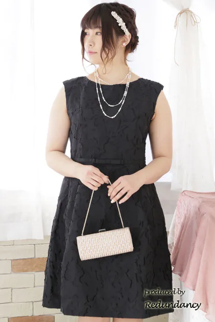 ブラックのフリンジフラワータック入りドレス