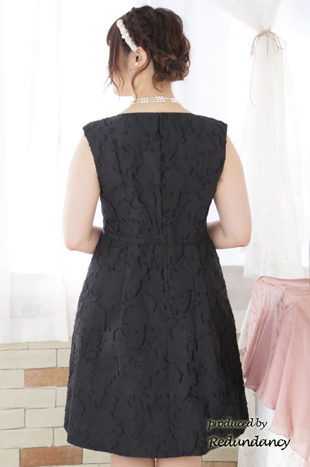 ブラックのフリンジフラワータック入りドレス