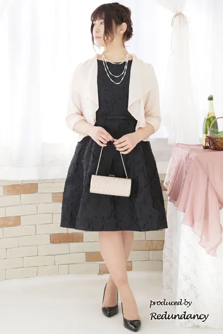 ブラックのフリンジフラワータック入りドレス