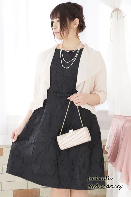 ブラックのフリンジフラワータック入りドレス