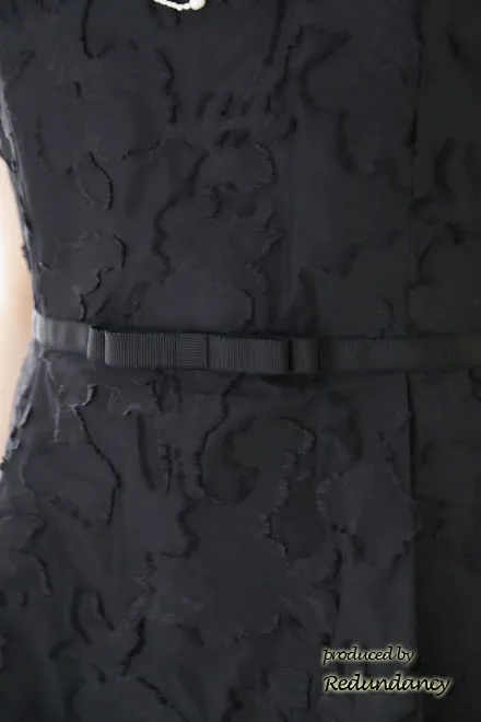 ブラックのフリンジフラワータック入りドレス