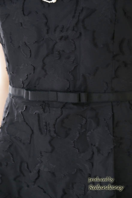 ブラックのフリンジフラワータック入りドレス