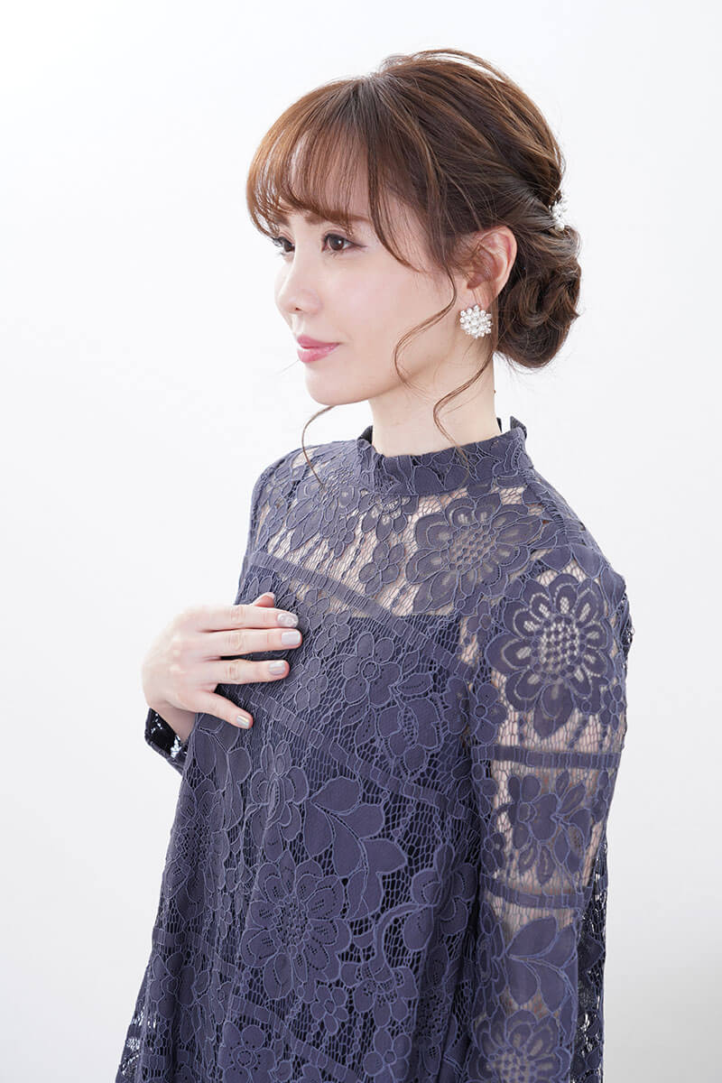ネイビーのクラシカルレースショートドレス