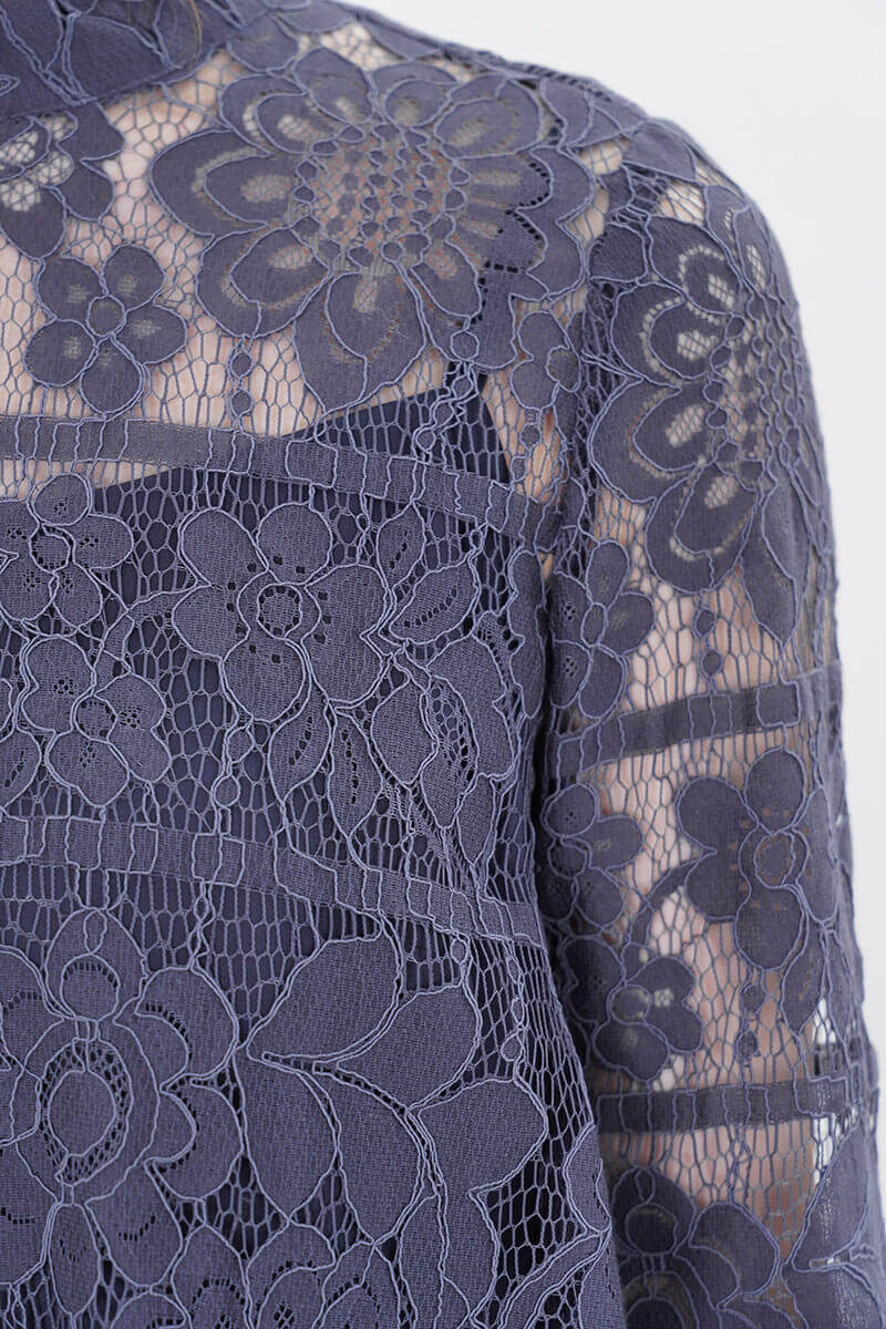 ネイビーのクラシカルレースショートドレス