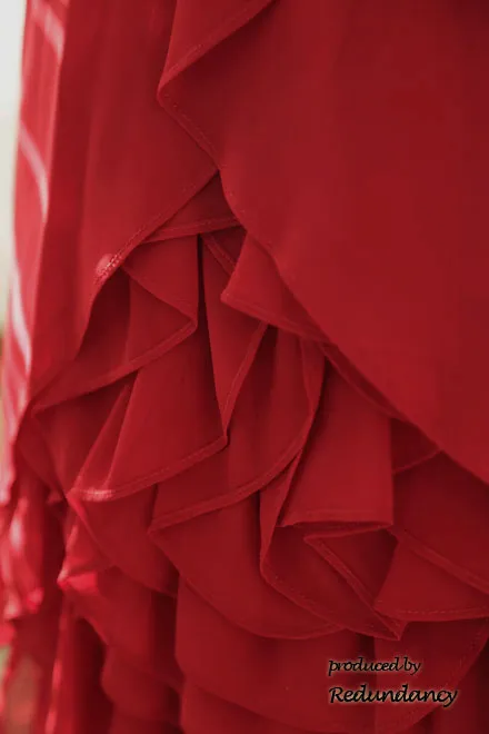 レッドのボリュームフリルノースリーブドレス