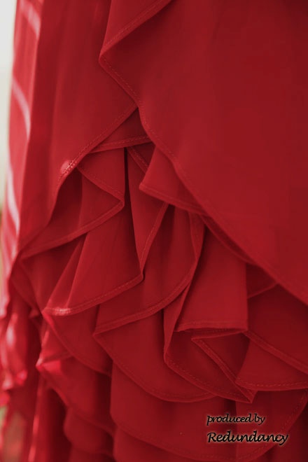 レッドのボリュームフリルノースリーブドレス