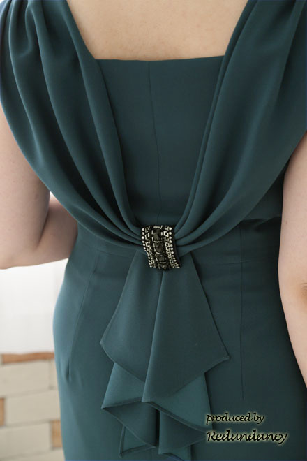 ターコイズブルーのバックドレープタイトドレス