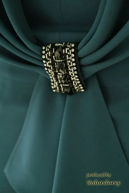 ターコイズブルーのバックドレープタイトドレス