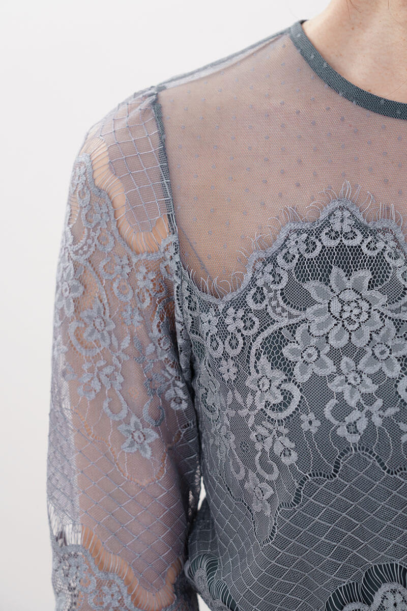 ブルーグリーンのレース袖アシンメトリードレス