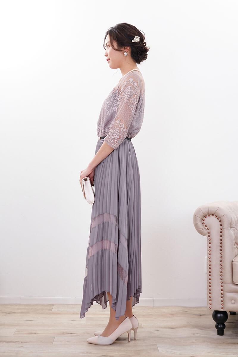 ベージュピンクのレース袖アシンメトリードレス