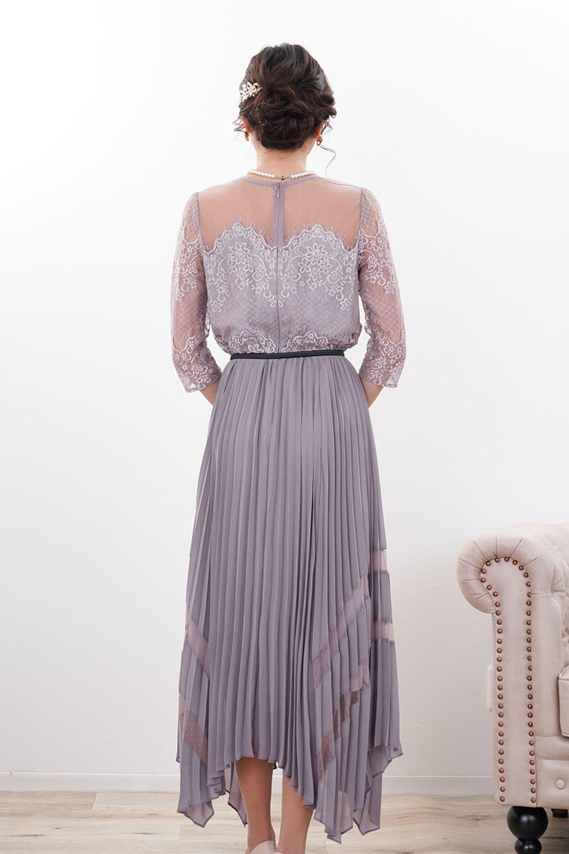 ベージュピンクのレース袖アシンメトリードレス