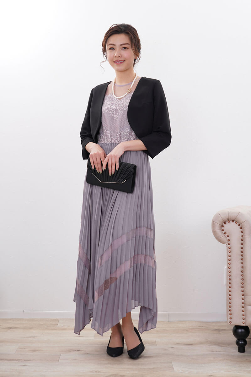 ベージュピンクのレース袖アシンメトリードレス