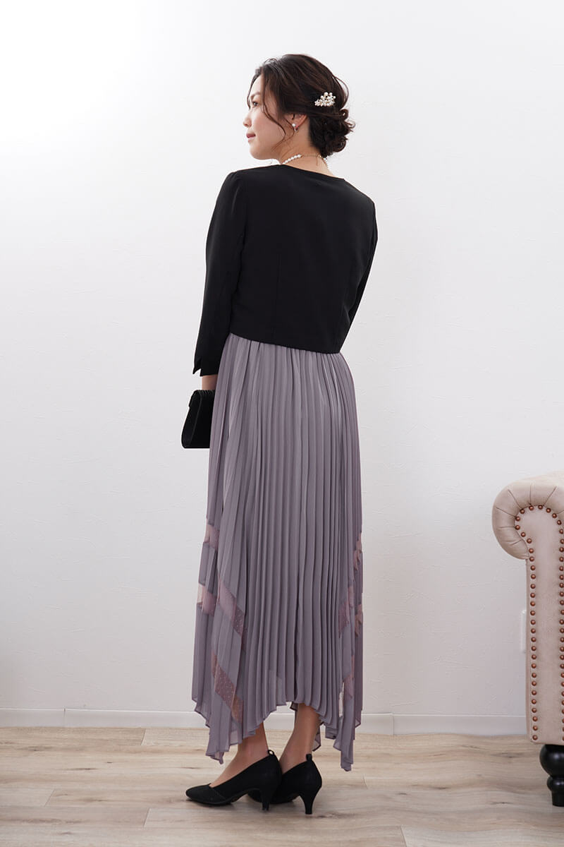 ベージュピンクのレース袖アシンメトリードレス