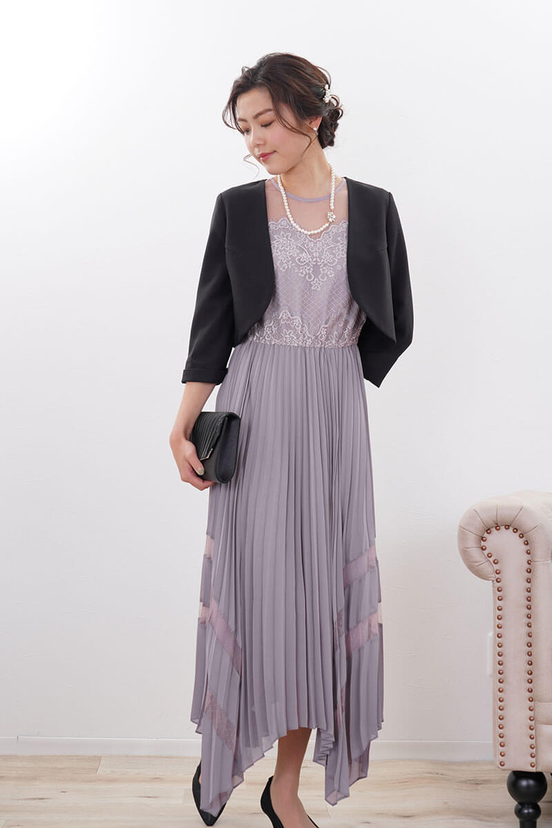 ベージュピンクのレース袖アシンメトリードレス