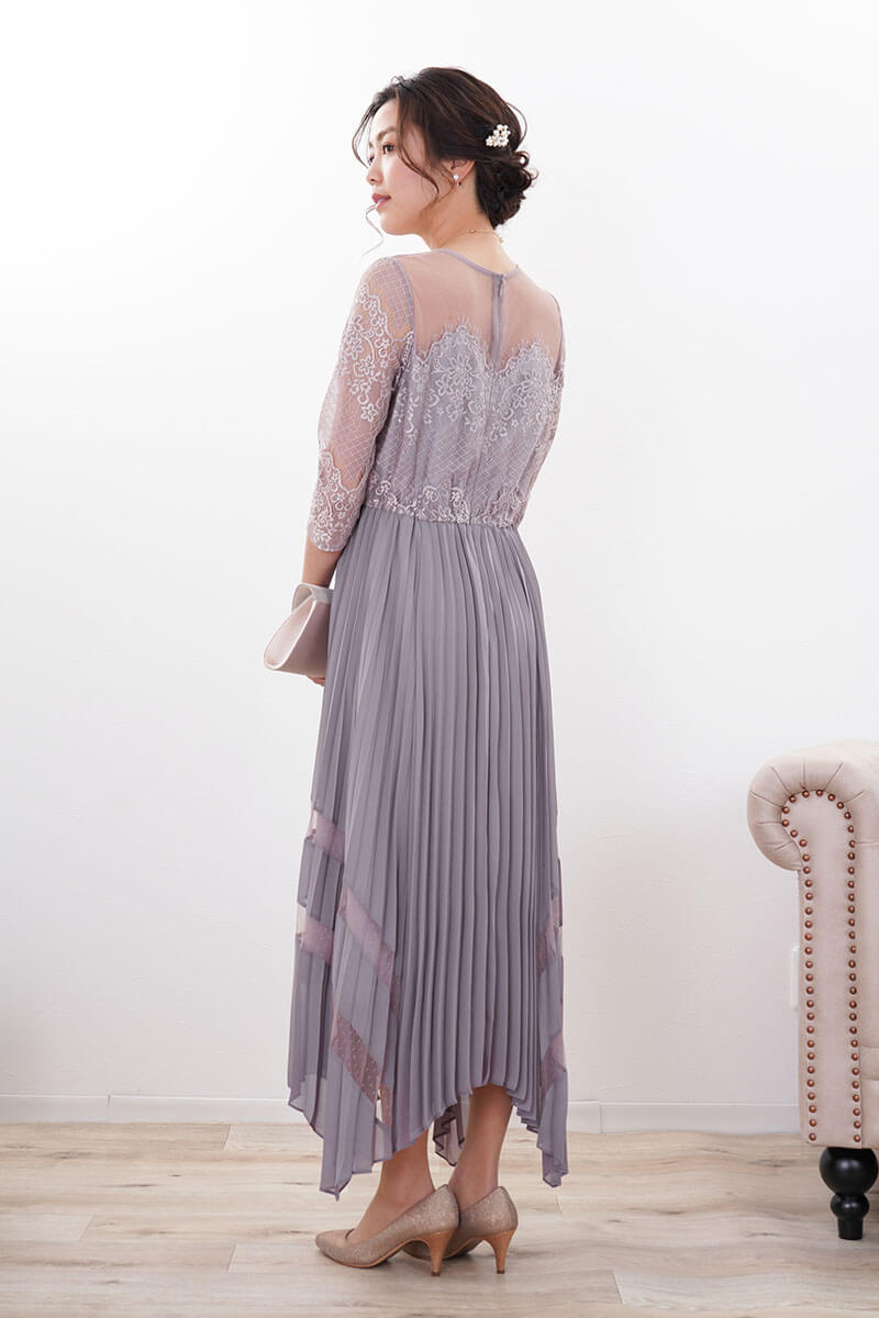 ベージュピンクのレース袖アシンメトリードレス