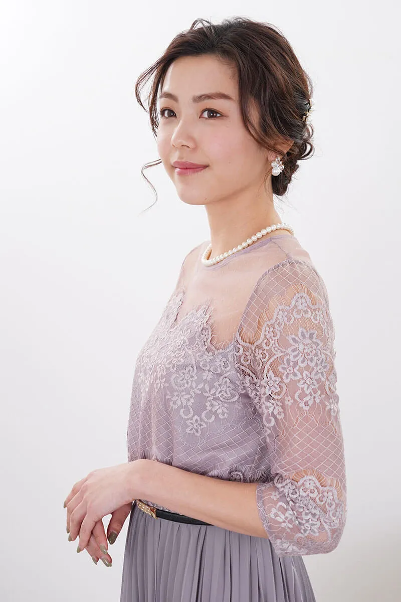 ベージュピンクのレース袖アシンメトリードレス