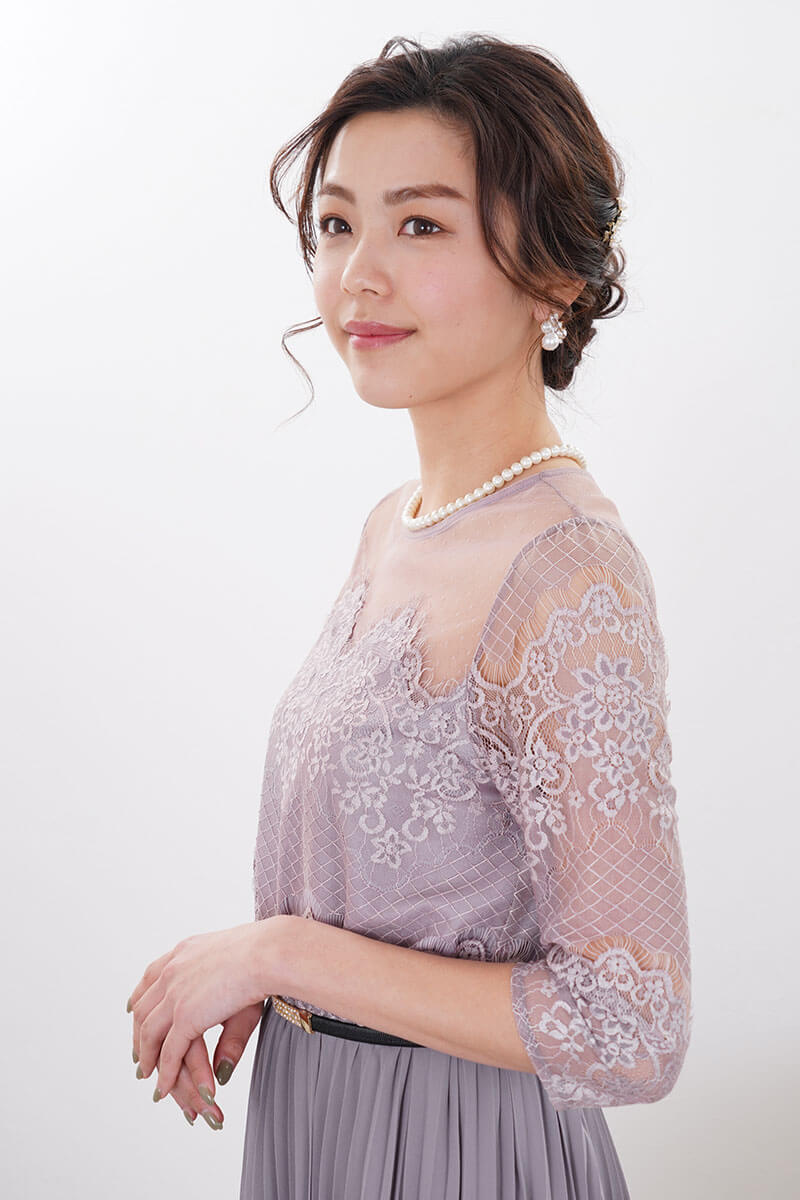 ベージュピンクのレース袖アシンメトリードレス