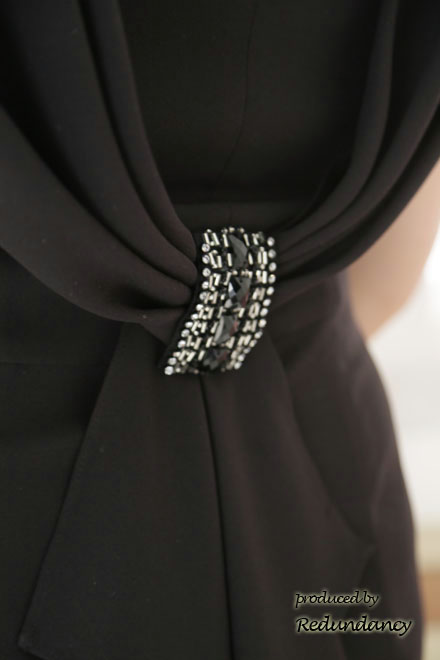 ブラックのバックドレープタイトドレス