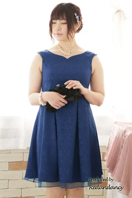 ブルーのハートネックノースリーブドレス