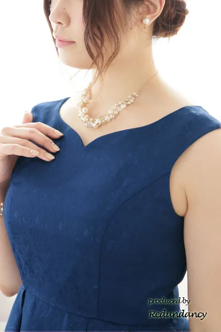 ブルーのハートネックノースリーブドレス