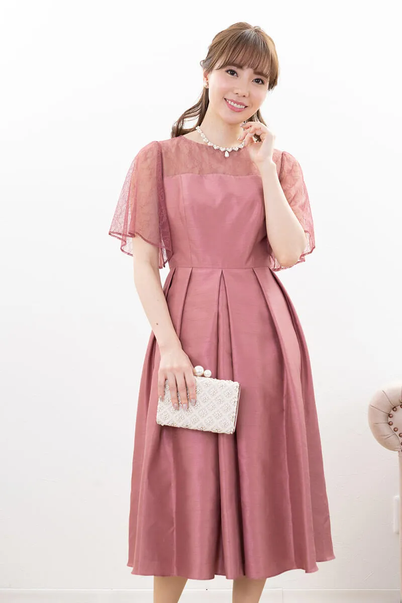 ピンクのレースコンビシャンタンドレス