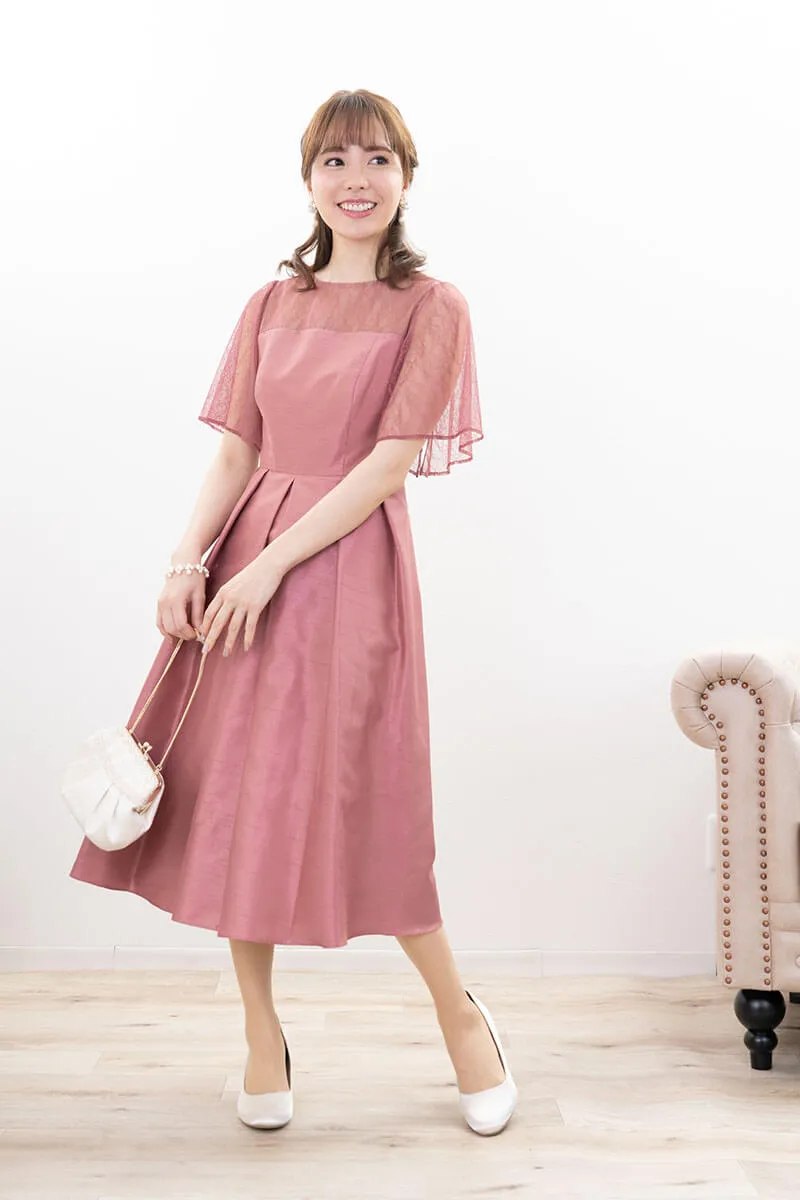 ピンクのレースコンビシャンタンドレス