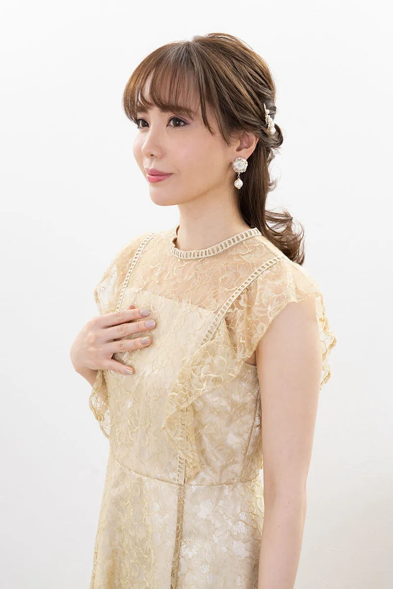 イエローのフリルスリーブレースドレス