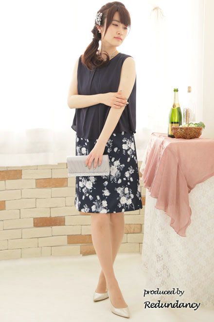 ネイビーのシフォントップス付き花柄ドレス