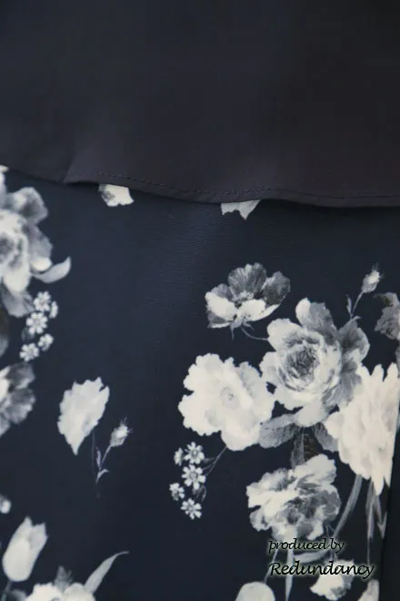 ネイビーのシフォントップス付き花柄ドレス