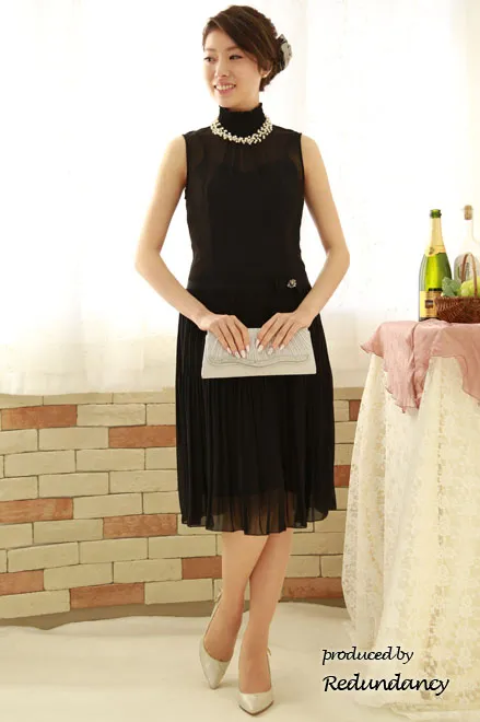 ブラックのハイネックノースリIラインドレス