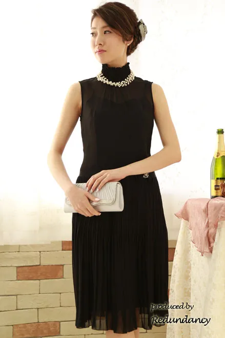 ブラックのハイネックノースリIラインドレス