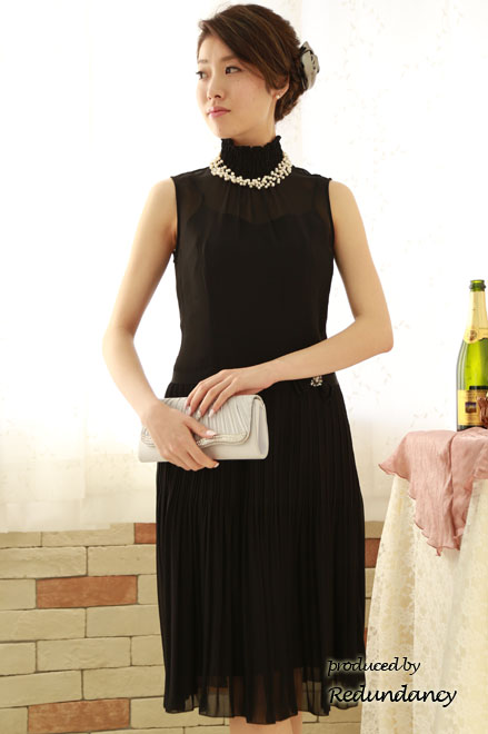 ブラックのハイネックノースリIラインドレス