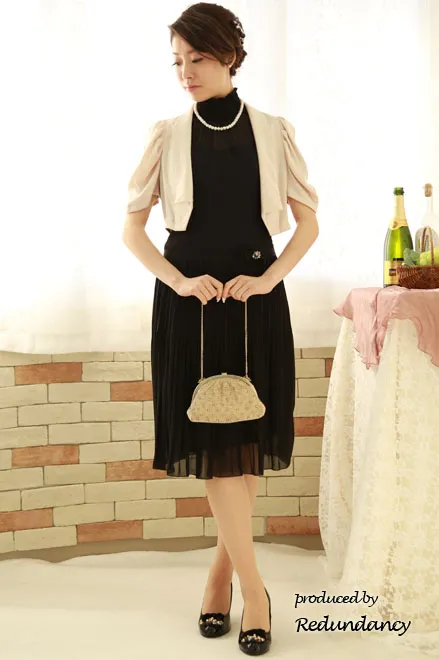 ブラックのハイネックノースリIラインドレス