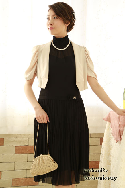 ブラックのハイネックノースリIラインドレス