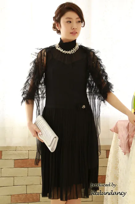 ブラックのハイネックノースリIラインドレス