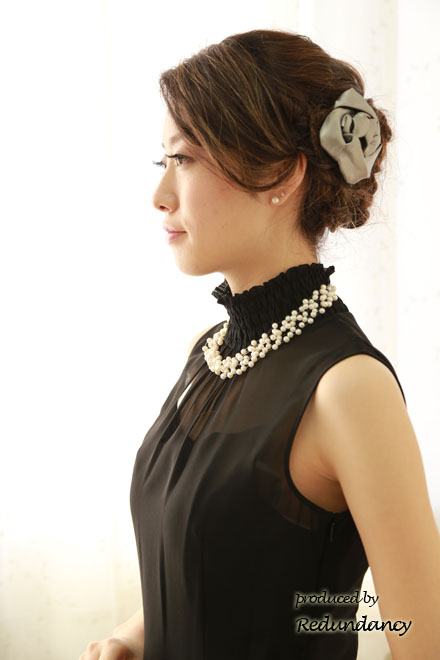 ブラックのハイネックノースリIラインドレス