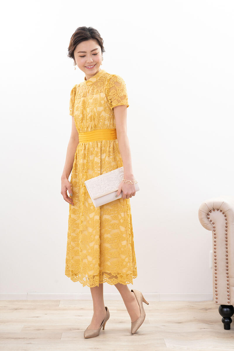 イエローのフローラルレースハイネックドレス