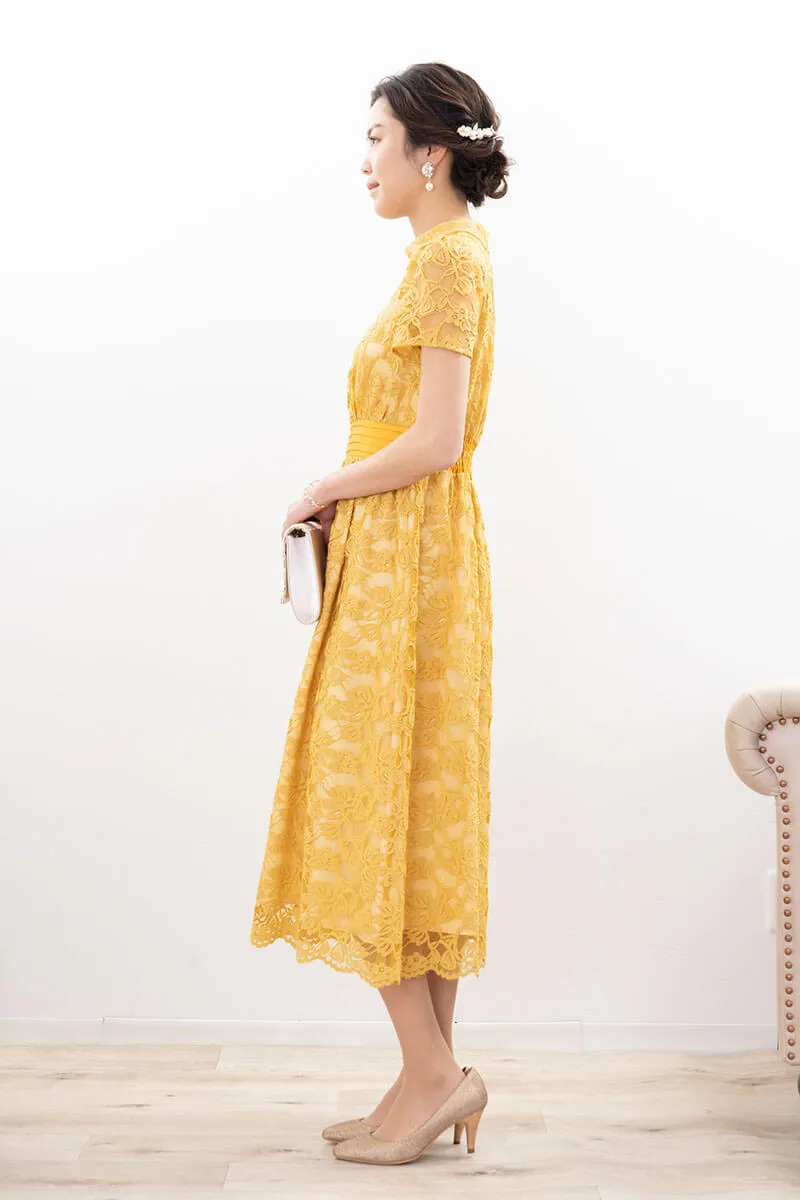 イエローのフローラルレースハイネックドレス