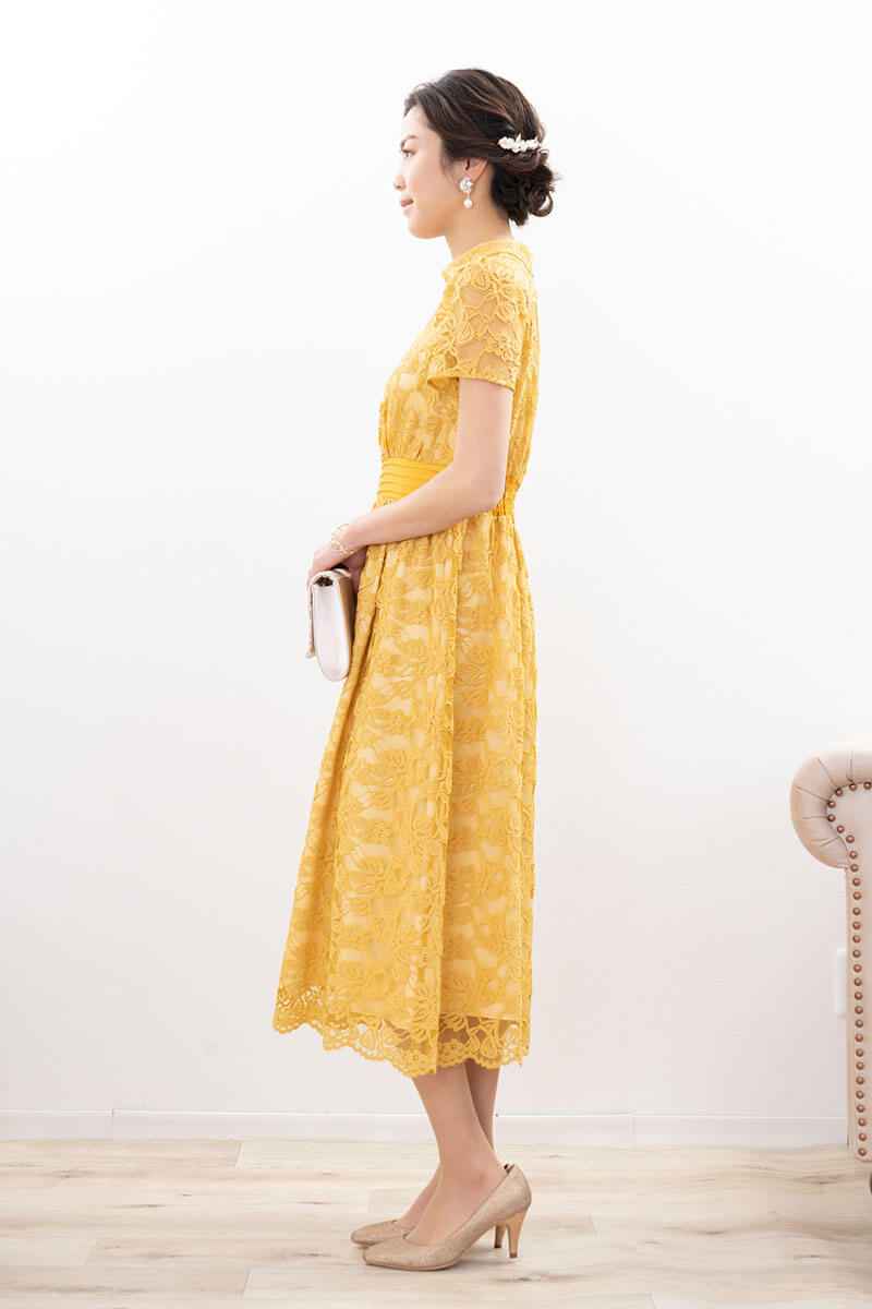 イエローのフローラルレースハイネックドレス