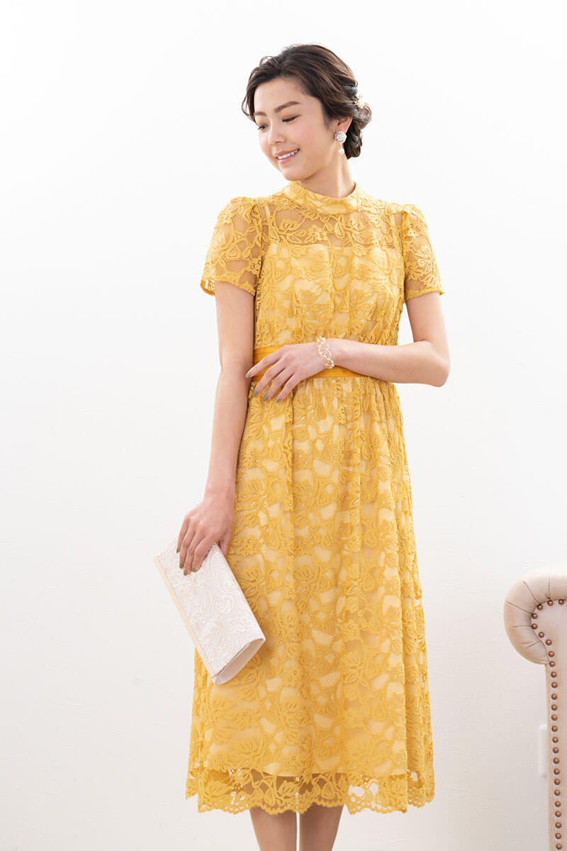 イエローのフローラルレースハイネックドレス