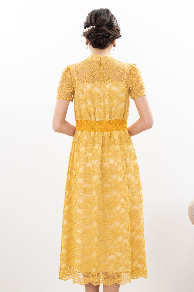 イエローのフローラルレースハイネックドレス