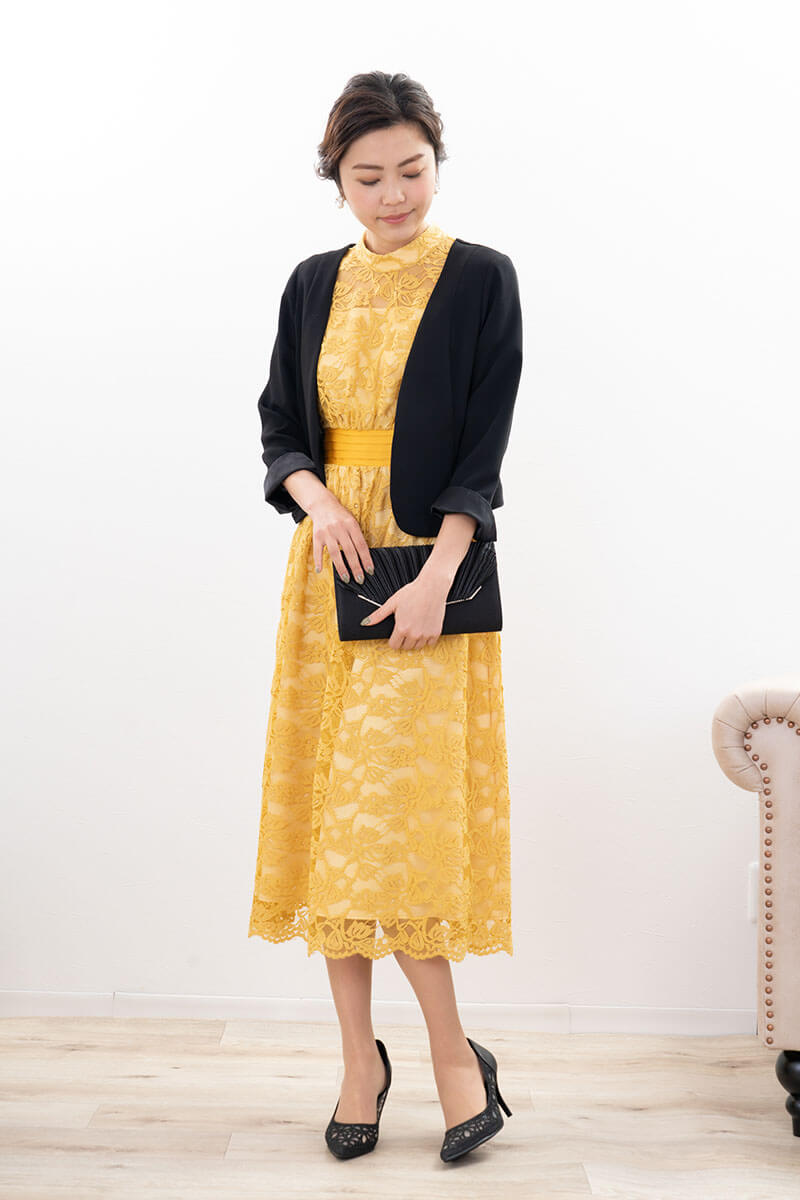 イエローのフローラルレースハイネックドレス